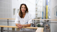 Camilla Grøver Aukrust, nevrosykepleier og midtveid i doktograd, avbildet i glassgaten ved Rikshospitalet.