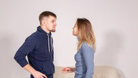 Bildet viser en ung mann og en ung kvinne som diskuterer