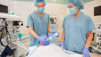 To anestestisykepleiere står over en pasient på operasjonssalen.