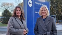 To kvinner står foran skiltet til akuttpsykiatrisk mottak på Ullevål sykehus 