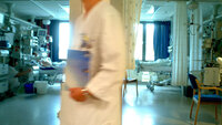 Bildet viser et helsepersonell på sykehus.