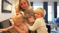 Bildet viser Caroline Sandvik sammen med sine tre barn