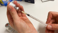 Bildet viser sprøyte som fylles med vaksine