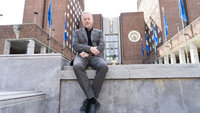 Bildet viser Raymond Johansen foran Oslo rådhus.