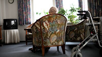 Eldre kvinne i stol