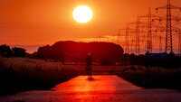 Bildet viser en mann som sykler mens solen steiker