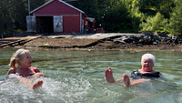 Bildet viser Esther Berge og Birgit Gulbrandsen på svømmetur