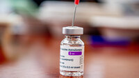 Bildet viser en flaske med AstraZenica vaksine med en kanyle