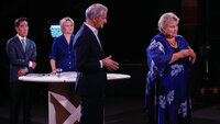 Bildet viser Jonas Gahr Støre og Erna Solberg i en TV-sendt debatt