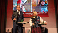 Bildet viser intensivsykepleier Åge Bøyum og operasjonssykepleier Hilde Marie Nilsen etter å ha mottatt Florence Nightingale-medaljen.