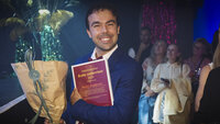 Bildet viser Marko Stojiljkovic med pris og blomster