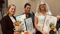 Bildet viser Svanhild Furre Johannessen, Elisabeth Andersson og Linda Helleso med pris og blomster.