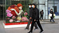 Bildet viser to tilfeldig forbipasserende på gaten i Beijing.