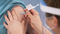 Bildet viser en person som får vaksine