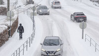 Bildet viser snødekte veier og biler i Bergen