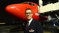 Bildet viser Jo Inge Norum som står foran et fly