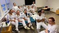 Bildet viser en gruppe sykepleierstudenter
