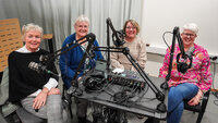 Bildet viser sykepleierne bak ny podcastserie