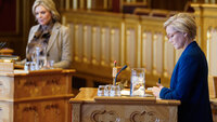 Bildet viser helse- og omsorgsminister Ingvild Kjerkol og Frps Sylvi Listhaug i spørretimen på Stortinget