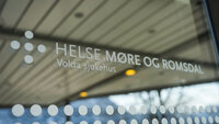 Bildet viser et skilt som det står Helse Møre og Romsdal, Volda sjukehus på