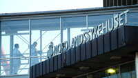 Bildet viser helsepersonell gjennom et vindu på Nordlandssykehuset