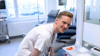 Bilde viser kreftsykepleier Kent Andreas Solgård i behandlingsrommet