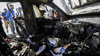 Palestinere kikker på en av bilene til World Central Kitchen (WCK) som ble rammet i et israelsk angrep.