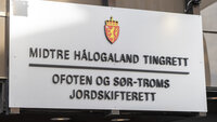 Bildet viser et skilt hvor det står Midtre Hålogaland tingrett
