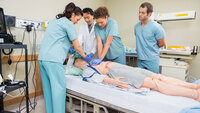 Bildet viser en gruppe sykepleierstudenter som simulerer