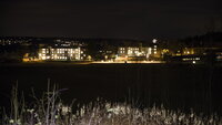 Bildet viser oversiktsbilde av Blakstad sykehus i mørket