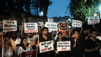 Bildet viser protestanter utenfor et sykehus i Kolkata i India.