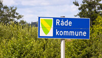 Bildet viser et skilt som det står Råde kommune på