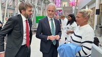 Bildet viser helse- og omsorgsminister Jan Christian Vestre og statsminister Jonas Gahr Støre