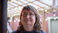 Anne Cathrine Hovind ser litt opp fra kamerat på et kafe i Trondheim