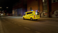 Bildet viser en ambulanse under utrykning