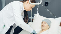 bilde av sykepleier og kreftpasient