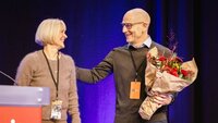 Påtroppende Unio-leder, Steffen Handal, gratuleres av Unio-leder Ragnhild Lied. 