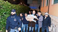 Bilde av politi med kidnappet baby