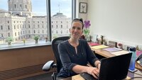 bilde av senator liz boldon