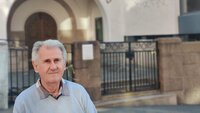 Bildet viser Rolf Kirschner utenfor synagogen i Oslo.