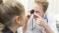 Bildet viser et barn som blir sjekket av fastlege. Illustrasjonsfoto. 