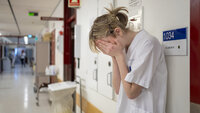 Bilde av sykepleier i sykehuskorridor