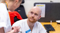 Bildet viser en mannlig sykepleier