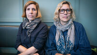 Bildet viser sykepleiersøstrene Hilde og Kristin Vollan
