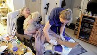bildet viser hjemmesykepleier Camilla Lien hos Gunn Svanhild Pedersen