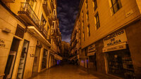 Bilde av mørklagt gate i Malaga i Spania