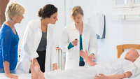 Bildet viser sykepleierstudenter som har simulering