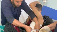 Bildet viser en sykepleier i Gaza som steller en pasient