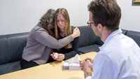 Illustrasjonsbildet viser en mor som trøster sin datter på venterom på sykehuset. Lege sitter sammen med dem.