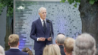 Bildet viser statsminister Jonas Gahr Støre under minnemarkeringen ved minnestedet utenfor Høyblokka i Oslo.
